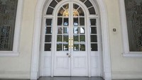 Salah satu pintu bagunan sayap kiri istana