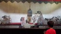 Odhie melihat wayang kulit