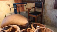 Di bagian dalam terdapat beraneka macam bahan pembuat rokok.