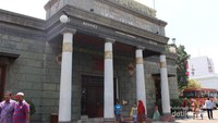 Gerbang masuk museum yang megah.