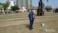 Saya berfoto dengan latar instalasi seni