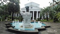 Patung gajah yang membuat museum ini dinamakan Museum Gajah di depan Gedung A atau Gedung Lama