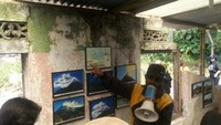 Pemandu sedang memperlihatkan bentuk-bentuk awan panas