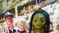 Replika mayat dari ritual adat Toraja