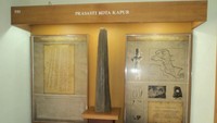 Prasasti Kota Kapur, peninggalan Sriwijaya.