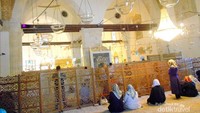 Masjid yang bercampur dengan museum dan makam para sufi
