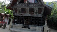 Gedung museumnya berbentuk Rumah Adat Batak Toba