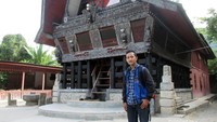 Saya berfoto di depan Museum Batak Tomok