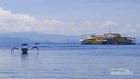 Bali Hai Cruise yang terlihat dari Mushroom beach