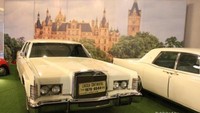 Ini kileksi mobil antik yang ada di hall Museum Angkut