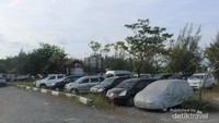Ratusan mobil parkir di Pelabuhan Ulee Lheue