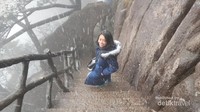 Gunung Huangshan memiliki lebih dari 60 ribu anak-anak tangga yang terbuat dari batu. Konon kabarnya berumur lebih dari 1500 tahun.