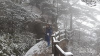 Gunung Huangshan di musim dingin bak negeri di atas awan