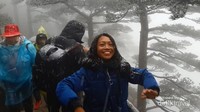 Hujan salju di Gunung Huangshan saat musim dingin