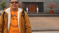Di depan makam Ho Chi Minh