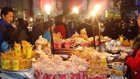 Ada aneka makanan juga lho di sini (blog.travelpod.com)