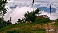 Halaman depan rumah penduduk Nagarkot adalah awan