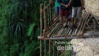 Demi melihat samudera kami rela meniti jembatan yang belum jadi.