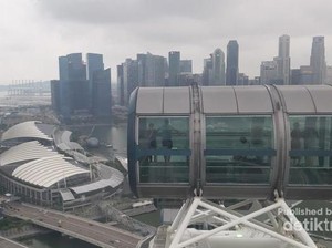 Naik Bianglala Terbesar Sedunia di Singapura