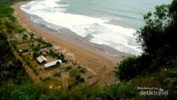 Pantai Taman tampak dari bukit sisi barat
