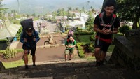 Naik di plataran Candi Cetho