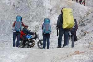 Naik Gunung Papandayan Pakai Motor, Seru Maksimal!