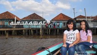 Kita bisa mengajak anak-anak berwisata di Sungai Musi sambil menunggu waktu berbuka. Latar foto: Kampung Arab Al Munawar