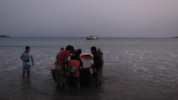Naik perahu menuju kapal yang menunggu kami (Fitraya/detikTravel)
