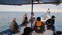 Duduk santai di kapal (Fitraya/detikTravel)