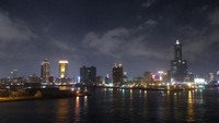 Lanskap Kota Kaohsiung di saat malam