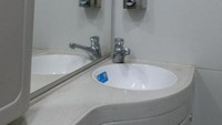 Toilet yang dilengkapi dengan wastafel