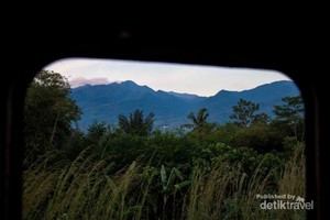 Naik Kereta Yogyakarta-Bandung, Pemandangannya Dahsyat!