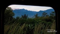 Di balik pintu kabin ke arah Ciawi, Tasikmalaya