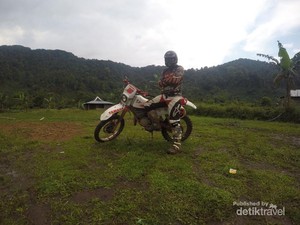 Naik Motor Trail Sendirian ke Desa Cisadon Bogor