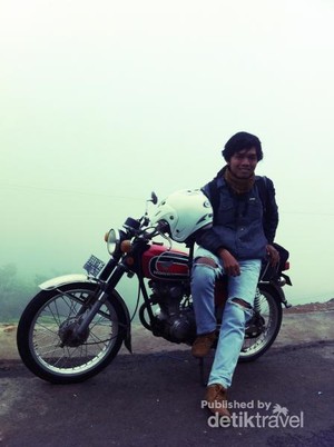 Naik Motor Tua ke Gunung Padang, Seru!