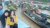 Naik ke atap klotok buat foto