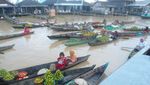 Naik Perahu di Pasar Terapung Banjarmasin, Seru Banget!