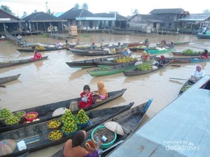 Naik Perahu di Pasar Terapung Banjarmasin, Seru Banget!