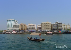 Naik Perahu Kayu di Sungai Dubai, Asyiknya!