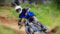 Hitting berms in Abus (photo courtesy by Dewa Sukresna)