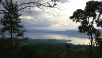 Danau Singkarak dari puncak Saniang Baka