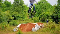 Jump in Abus (photo courtesy by Dewa Sukresna)