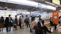 Menunggu Shinkansen