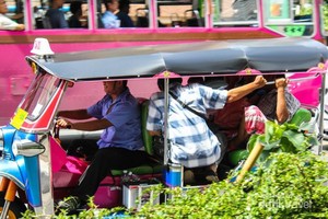 Naik Tuk-tuk Beramai-ramai