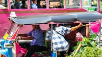 Tuk-tuk adalah kendaraan khas dari Thailand. Bentuknya mirip seperti bajai di Indonesia. Uniknya, ternyata tuk-tuk bisa muat untuk berama-ramai, walaupun agak sedikit dipaksakan.