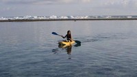 Mendayung perahu kano (Indah Sevia II - dTraveler)