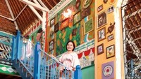 Berfoto di Tangga Backdrop Lukisan