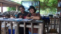 Berfoto dengan bapak pengelola tempat makan yang ada di Pulau Kepayang.