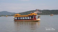 Perahu yang melintasi danau untuk mengantarkan wisatawan melihat pemandangan sekeliling dari danau.