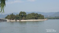 Birunya langit dan air danau di musim panas.